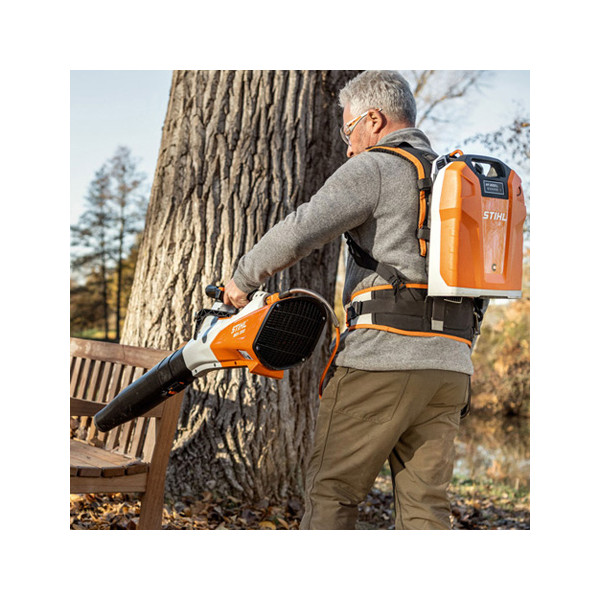 Souffleur à batterie STIHL BGA 200 : avec accroche anti-fatigue