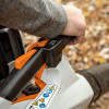 Souffleur à batterie STIHL BGA 200 : avec accroche anti-fatigue