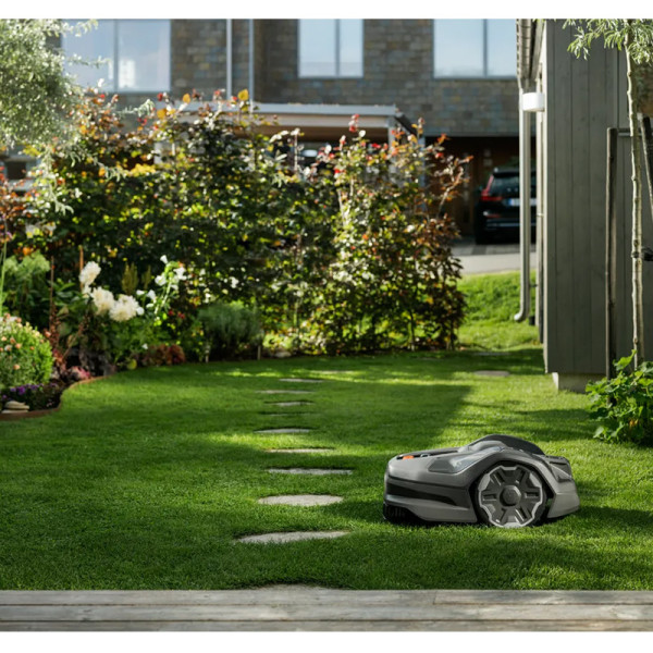 Robot tondeuse Husqvarna Automower 305E NERA :jusqu'à 900 m2