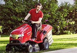 Tondre votre pelouse est devenu laborieux ? Pensez aux tondeuses autoportées !